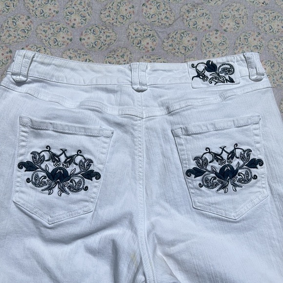 Chicos Platinum Darlene Crop pant white with navy embroidery details Size 1.5 - Picture 8 of 12
